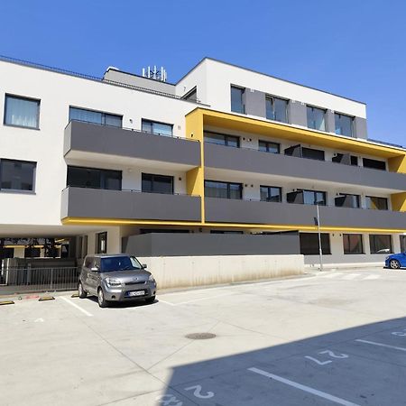 Rovinka 2 Room Apartment, New Building, Balcony, 208 מראה חיצוני תמונה