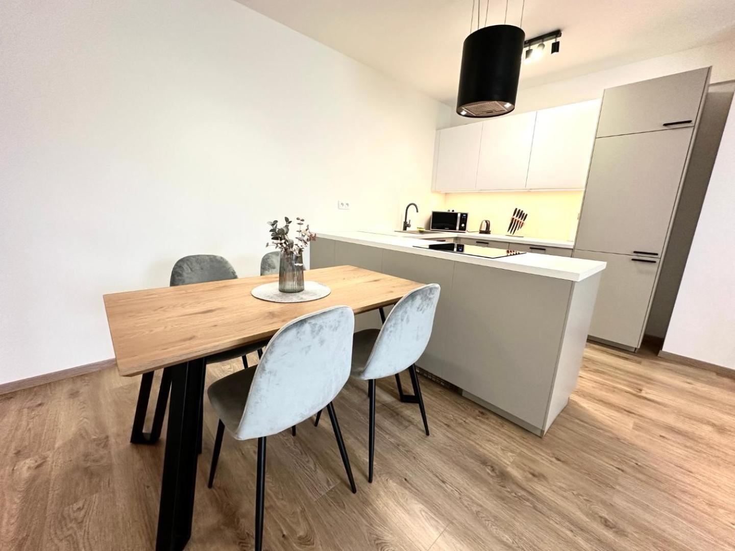 Rovinka 2 Room Apartment, New Building, Balcony, 208 מראה חיצוני תמונה