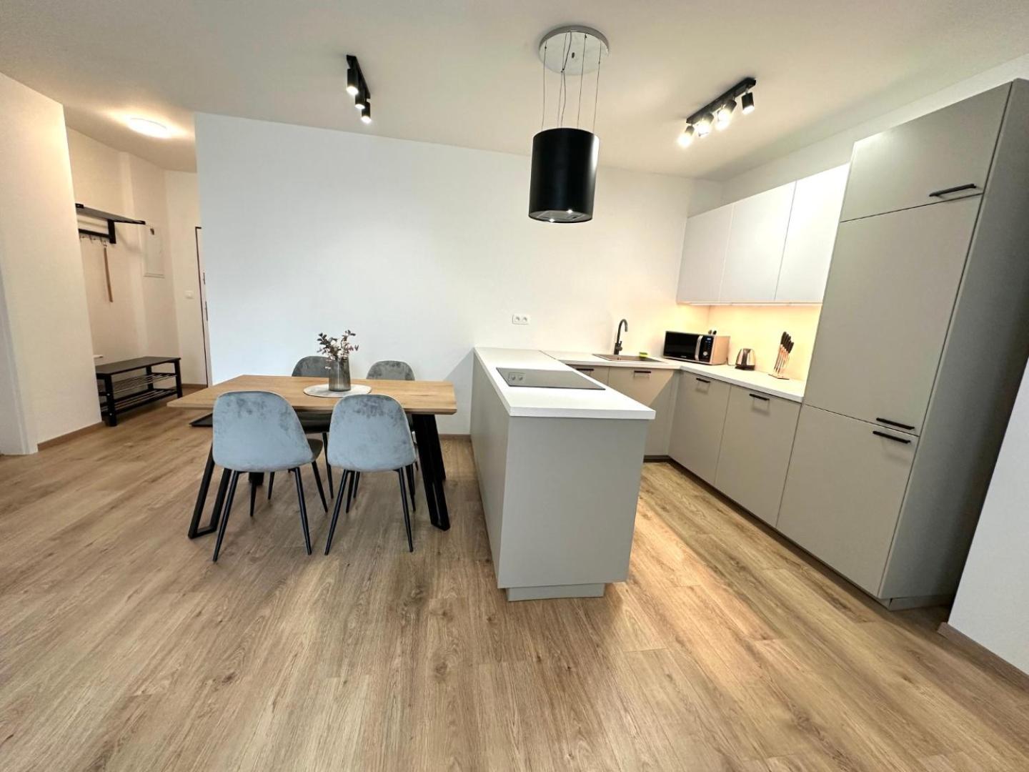 Rovinka 2 Room Apartment, New Building, Balcony, 208 מראה חיצוני תמונה