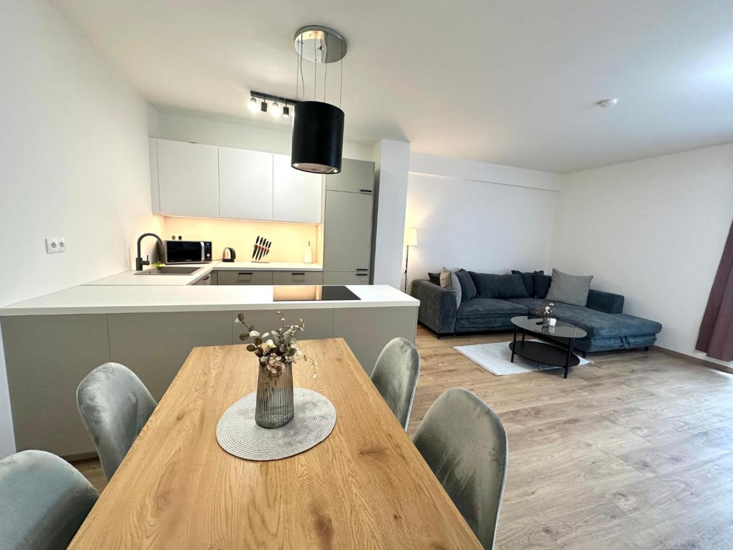 Rovinka 2 Room Apartment, New Building, Balcony, 208 מראה חיצוני תמונה